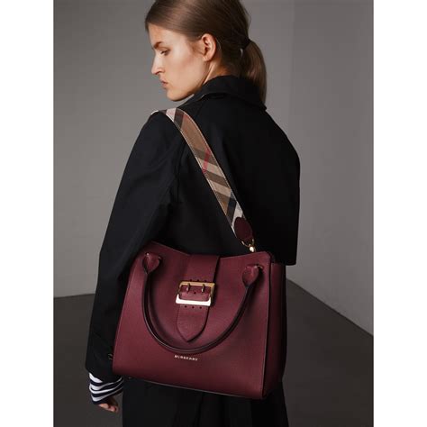 burberry the medium buckle tote